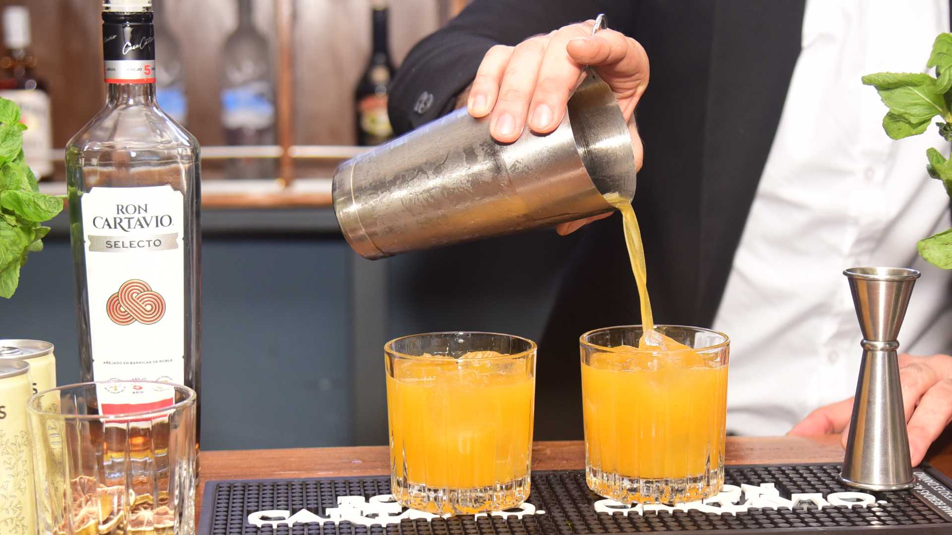 Coctelería peruana destaca con el rebranding de Ron Cartavio