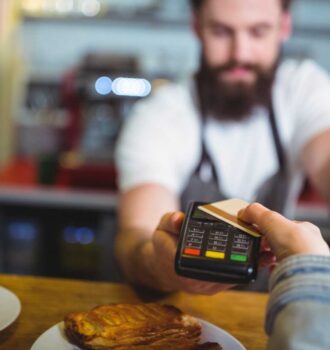 Conversión dinámica de divisas optimiza pagos de viajeros