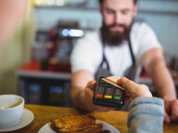 Conversión dinámica de divisas optimiza pagos de viajeros