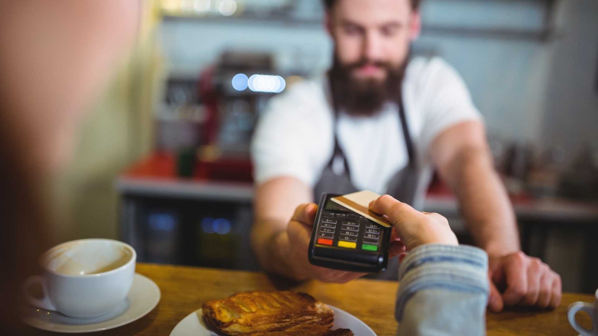 Conversión dinámica de divisas optimiza pagos de viajeros
