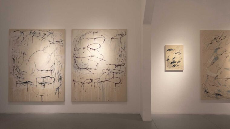 Vesper Tzu abre sus salas a la abstracción: un viaje visual por la identidad, el cambio y la resiliencia