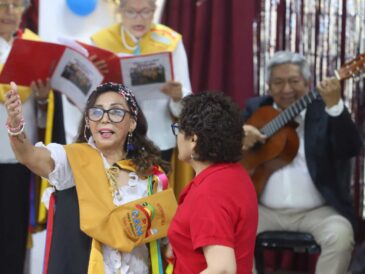 Adultos mayores de EsSalud celebran su día con gran peña criolla y danzas folclóricas
