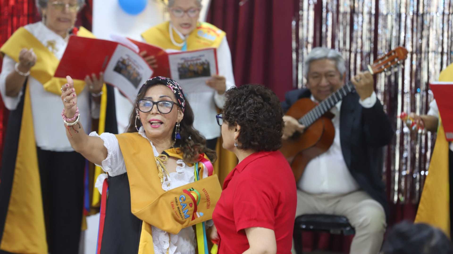 Adultos mayores de EsSalud celebran su día con gran peña criolla y danzas folclóricas