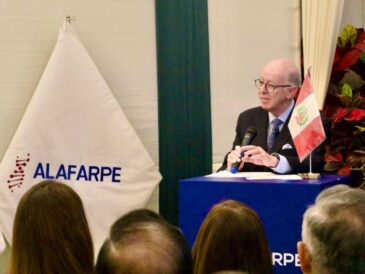 FIHU entrega 24 Becas de Honor a estudiantes destacados de Ciencias de la Salud