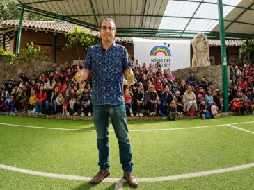 José Luis Madueño visitó en Urubamba a Niños del Arco Iris