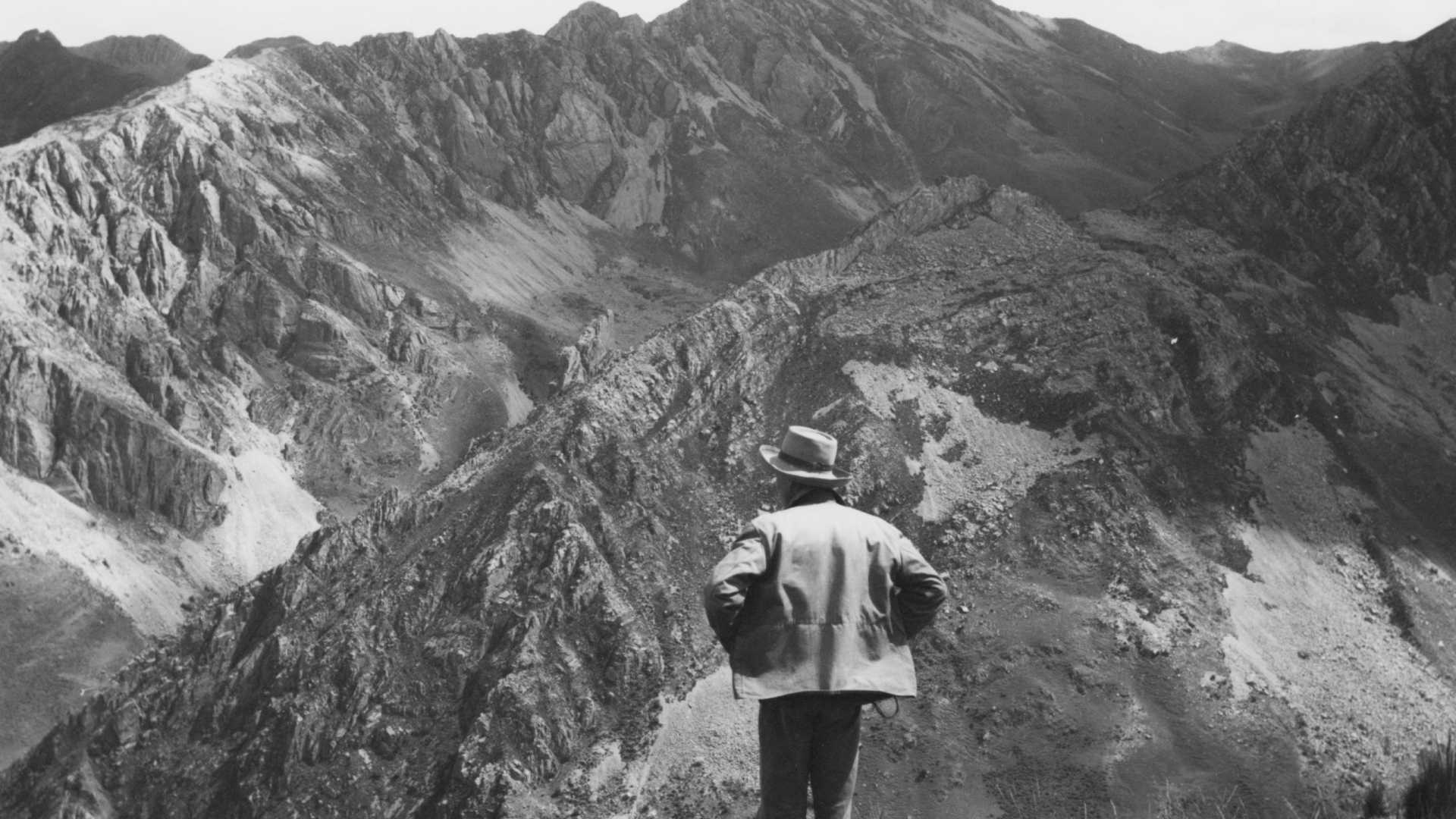 Una exposición que transforma los escenarios naturales y sociales en historias posibles