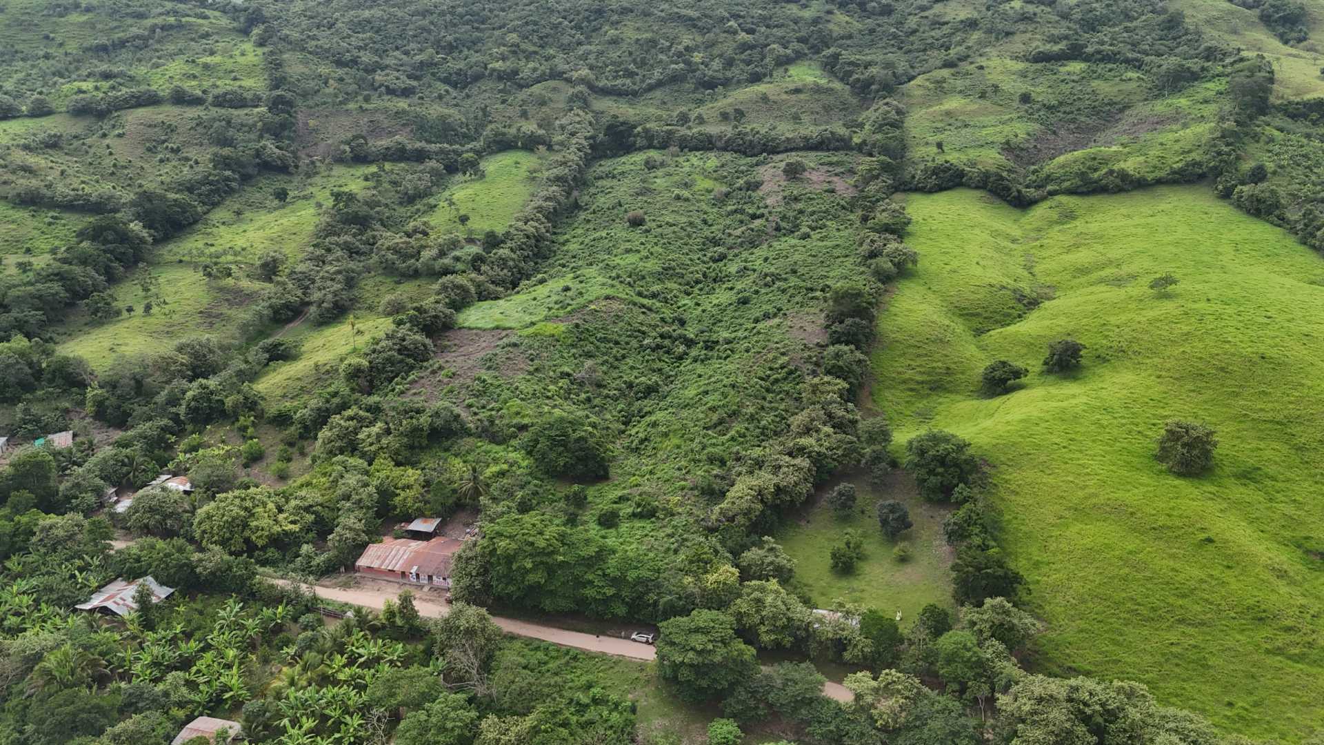 ¿Terreno o departamento? Lo que debes evaluar antes de invertir tu dinero Ambas alternativas pueden generar rentabilidad, pero sus riesgos, plazos de retorno y niveles de inversión son muy distintos. Comprar un terreno o adquirir un departamento sigue siendo una de las decisiones más comunes entre quienes buscan hacer crecer su patrimonio. Sin embargo, elegir una u otra opción depende de factores como el presupuesto, el horizonte de inversión, la liquidez esperada e, incluso, el perfil de riesgo de cada inversionista. Para Diego Guimel, desarrollador inmobiliario, la decisión entre comprar un terreno o un departamento debe partir del objetivo de la inversión. Sin embargo, sostiene que los terrenos han ganado protagonismo entre quienes buscan hacer crecer su patrimonio a mediano y largo plazo, gracias a su potencial de valorización y a la menor inversión inicial que suelen requerir. "Mientras un departamento ofrece rentabilidad a través del alquiler, un terreno permite capturar la valorización que genera el desarrollo de una zona. Cuando se adquiere en un proyecto planificado y con perspectivas de crecimiento, el incremento de su valor puede ser significativo en los próximos años", explica. A diferencia de un departamento, un terreno no demanda gastos permanentes por mantenimiento, remodelaciones o administración, lo que reduce los costos asociados a la inversión. Además, brinda mayor flexibilidad para el futuro: puede mantenerse como activo, venderse cuando aumente su valor o destinarse posteriormente a la construcción de una vivienda, un negocio o un proyecto inmobiliario. Otro aspecto a favor es que el crecimiento de nuevas vías, servicios básicos, comercios y proyectos de infraestructura suele impulsar la valorización de los terrenos ubicados en zonas de expansión urbana. Por ello, identificar áreas con potencial de desarrollo puede marcar una diferencia importante en la rentabilidad obtenida. El especialista recomienda verificar siempre que el terreno cuente con documentación en regla, revisar su situación registral y asegurarse de que forme parte de un proyecto formal. Con un análisis previo y una adecuada elección de la ubicación, la compra de terrenos puede convertirse en una de las alternativas más atractivas para quienes buscan construir un patrimonio con visión de largo plazo.
