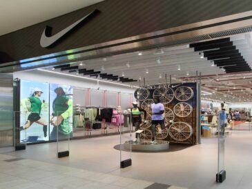 🏃‍♂️ Nike inaugura su tienda más grande en Lima con el formato global Rise 2.0 Un espacio que integra deporte, comunidad e innovación en el Jockey Plaza Lima, 30 de julio de 2026. Nike presentó en el Jockey Plaza su nueva tienda bajo el concepto Nike Rise 2.0, el formato de retail más reciente de la marca a nivel global. El establecimiento, ubicado en el nivel 1 de la nave central, marca un hito para la presencia de la compañía en Perú y refuerza su estrategia de integrar tecnología, diseño y experiencia comunitaria en un mismo entorno. La tienda Nike más grande de Lima Con más de 700 m², el nuevo espacio se convierte en la tienda Nike de mayor tamaño en la capital y la primera en implementar este formato en el país. La propuesta está diseñada para ofrecer experiencias más cercanas con la comunidad local y funcionar como punto de encuentro para quienes incorporan el deporte y la moda urbana en su estilo de vida. Experiencia interactiva y categorías destacadas El formato Rise 2.0 reúne las principales líneas de la marca —Fútbol, Running, Training, Sportswear y Jordan— junto a zonas de interacción. Entre ellas destaca Nike By You, un centro de personalización que permite intervenir calzado y prendas con gráficos y accesorios inspirados en la cultura peruana, promoviendo la creatividad de los consumidores. Declaración oficial Raquel Calvo, Gerente de Nike Direct para la región andina, señaló que el nuevo concepto busca fortalecer la presencia de la marca en el país: “Con este nuevo concepto de tienda le estamos brindando una experiencia innovadora a los consumidores de Perú y Sudamérica”. Un impulso al deporte y la comunidad La reapertura llega en un momento de crecimiento del deporte en el país y reafirma el compromiso de Nike con el bienestar y la motivación de atletas y aficionados. La marca invita a los consumidores a conocer el espacio y vivir una experiencia diseñada para inspirar a las próximas generaciones. Sobre Nike Inc. Nike Inc., con sede en Beaverton, Oregón, es líder global en diseño, desarrollo y comercialización de productos deportivos. Entre sus subsidiarias destacan Converse Inc. y Hurley International LLC, enfocadas en calzado, ropa y accesorios para diversas disciplinas y culturas juveniles.