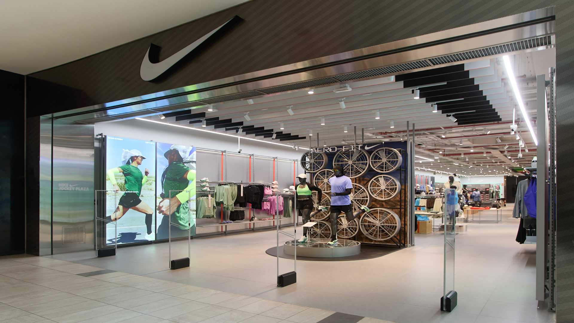 🏃♂️ Nike inaugura su tienda más grande en Lima con el formato global Rise 2.0 Un espacio que integra deporte, comunidad e innovación en el Jockey Plaza Lima, 30 de julio de 2026. Nike presentó en el Jockey Plaza su nueva tienda bajo el concepto Nike Rise 2.0, el formato de retail más reciente de la marca a nivel global. El establecimiento, ubicado en el nivel 1 de la nave central, marca un hito para la presencia de la compañía en Perú y refuerza su estrategia de integrar tecnología, diseño y experiencia comunitaria en un mismo entorno. La tienda Nike más grande de Lima Con más de 700 m², el nuevo espacio se convierte en la tienda Nike de mayor tamaño en la capital y la primera en implementar este formato en el país. La propuesta está diseñada para ofrecer experiencias más cercanas con la comunidad local y funcionar como punto de encuentro para quienes incorporan el deporte y la moda urbana en su estilo de vida. Experiencia interactiva y categorías destacadas El formato Rise 2.0 reúne las principales líneas de la marca —Fútbol, Running, Training, Sportswear y Jordan— junto a zonas de interacción. Entre ellas destaca Nike By You, un centro de personalización que permite intervenir calzado y prendas con gráficos y accesorios inspirados en la cultura peruana, promoviendo la creatividad de los consumidores. Declaración oficial Raquel Calvo, Gerente de Nike Direct para la región andina, señaló que el nuevo concepto busca fortalecer la presencia de la marca en el país: “Con este nuevo concepto de tienda le estamos brindando una experiencia innovadora a los consumidores de Perú y Sudamérica”. Un impulso al deporte y la comunidad La reapertura llega en un momento de crecimiento del deporte en el país y reafirma el compromiso de Nike con el bienestar y la motivación de atletas y aficionados. La marca invita a los consumidores a conocer el espacio y vivir una experiencia diseñada para inspirar a las próximas generaciones. Sobre Nike Inc. Nike Inc., con sede en Beaverton, Oregón, es líder global en diseño, desarrollo y comercialización de productos deportivos. Entre sus subsidiarias destacan Converse Inc. y Hurley International LLC, enfocadas en calzado, ropa y accesorios para diversas disciplinas y culturas juveniles.