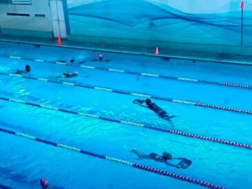 Clases de natación se adelantan por El Niño Costero y elevan la demanda de piscinas