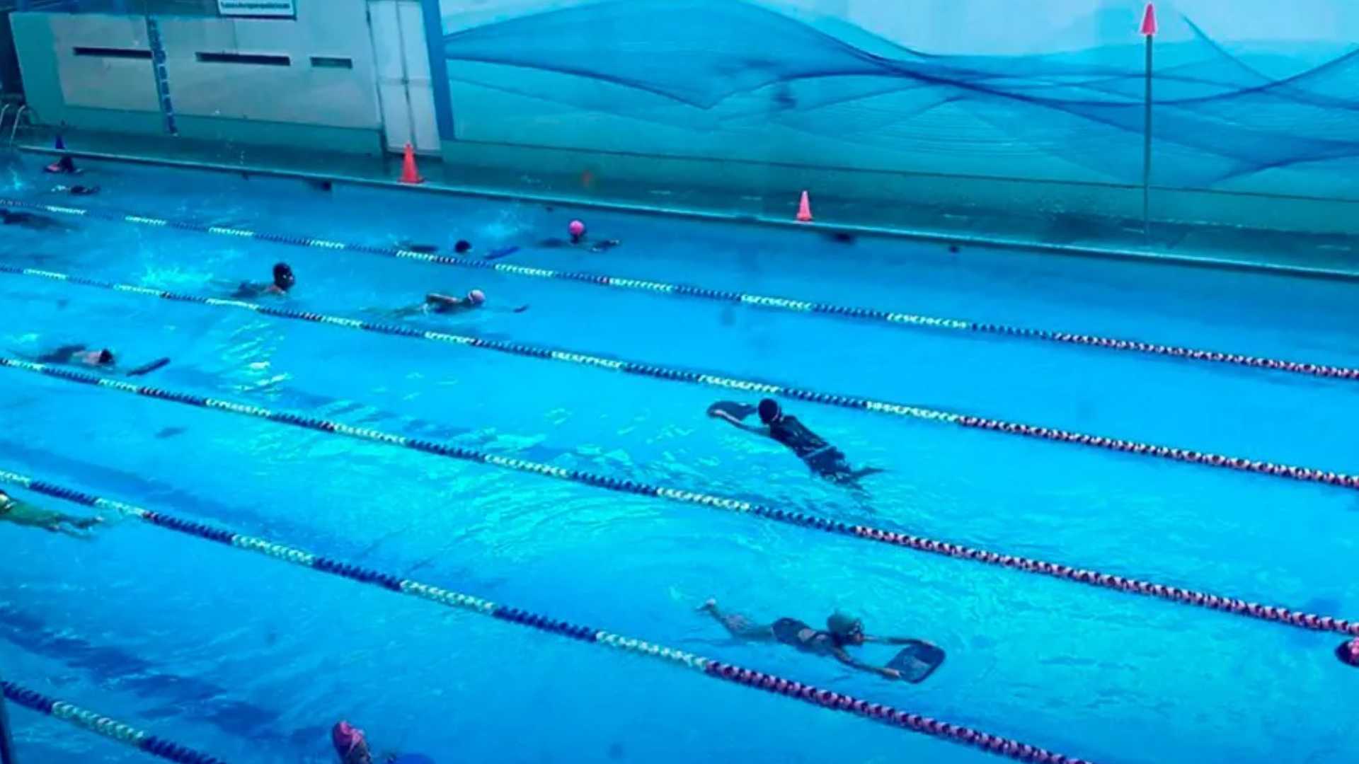 Clases de natación se adelantan por El Niño Costero y elevan la demanda de piscinas