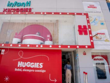 Huggies lanza una experiencia renovada en su tienda insignia de Miraflores