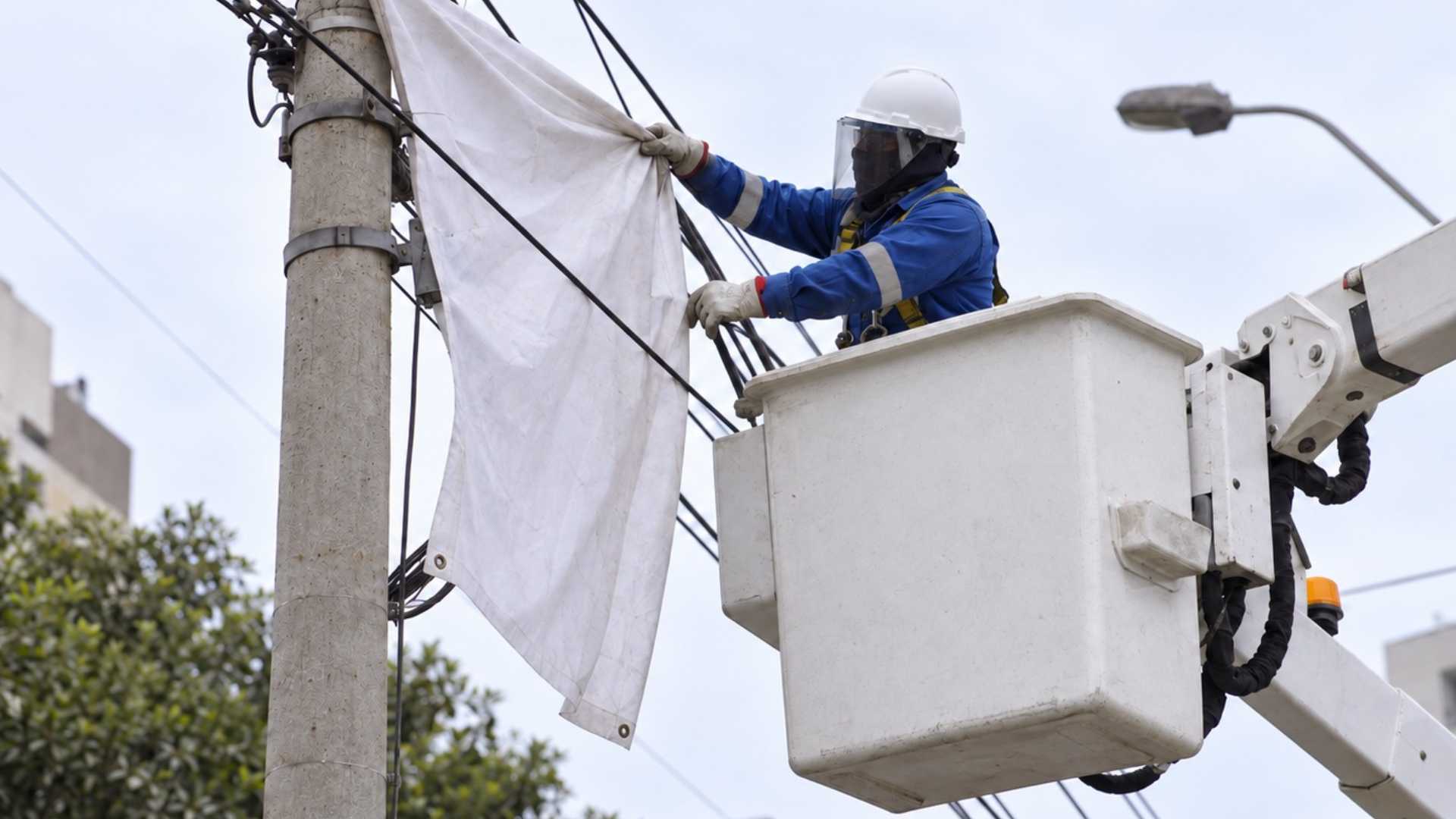 Luz del Sur advierte sobre riesgos eléctricos por propaganda electoral cerca de redes de alta tensión
