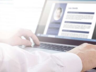 Miles de jóvenes buscan su primer empleo sin experiencia: ¿cómo elaborar un CV que destaque?