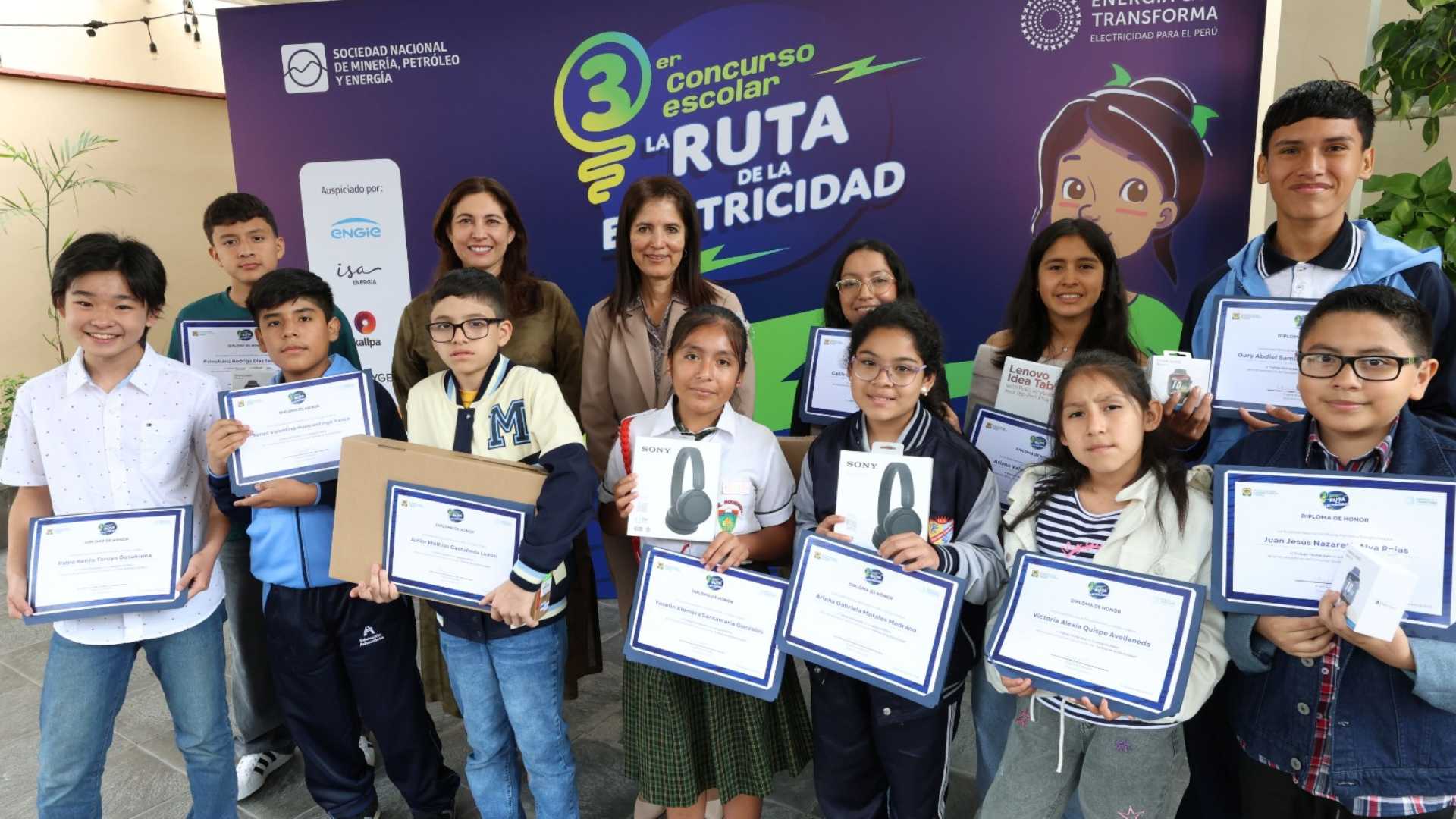 SNMPE premia a 12 escolares de Lima y regiones en la tercera edición del concurso “La Ruta de la Electricidad”