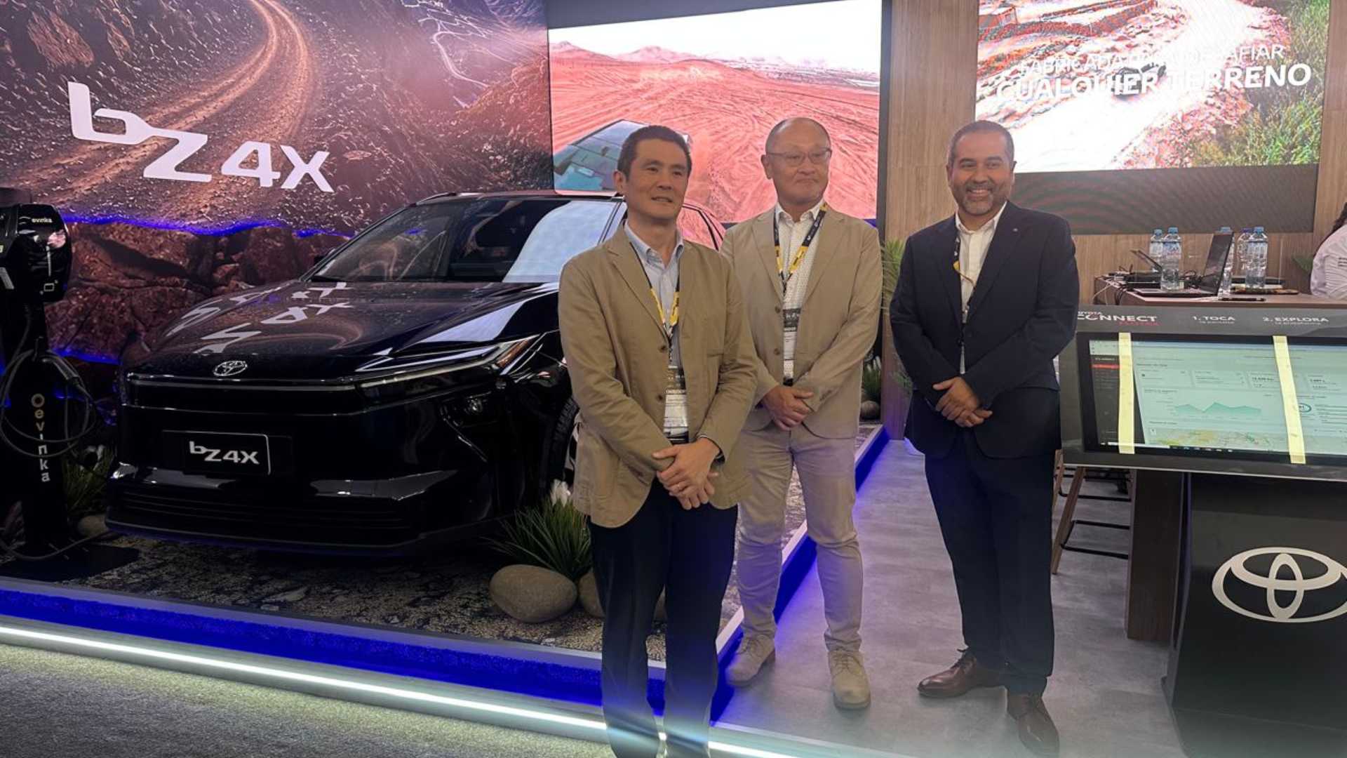Toyota presenta la Hilux y la bZ4X 100% eléctrica para el sector minero en Expomina 2026