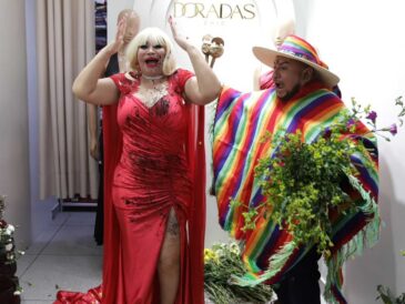 ¡Su chamán arruinó el vestido que Susy llevaría a España, pero emprendedores textiles le salvaron su prenda! SUSY DÍAZ AL BORDE DE LAS LÁGRIMAS: PORQUE CASI SE QUEDA SIN VESTIDO SOÑADO Lo que empezó como una entusiasta develación del vestido soñado, terminó en un inesperado momento te tensión, que dejó a la popular Susy Díaz al borde de las lágrimas. La popular artista, quien acudió al taller de su diseñadora Bryseida Casablanca para probarse el vestido exclusivo que lucirá en su próxima cena de gala con la comunidad latina de España, vivió minutos de verdadera angustia, luego de que su traje terminara completamente manchado durante un baño de florecimiento de su chamán, el maestro Chunga. Como estaba previsto, la ex congresista arribó al Emporio Comercial de Gamarra para la presentación oficial de su vestido, paralizando por completo el corazón de La Victoria. Comerciantes y compradores abandonaron sus puestos de trabajo para conseguir una foto, un autógrafo o recibir la carismática bendición de la estrella, quien fiel a su estilo regaló besos y picardía a todo el público. Sin embargo, el ambiente festivo dio un giro radical durante un ritual en vivo. El chamán de la artista, el maestro Chunga, encargado del ritual para asegurar la buena suerte para su conquista de Europa, vertió accidentalmente un líquido negro que embarró el vestido que Susy llevaba puesto, desatando el caos ante la mirada atónita de los periodistas que cubrían el evento, pero que felizmente no pasó de un susto, porque la diseñadora apeló a la experiencia que tienen en Gamarra para darle una solución y dejar su vestido como nuevo. ‘Este ha sido un momento de estrés para mí. Imagínense todo el esfuerzo de mi diseñadora y las horas invertidas en un hermoso vestido. Felizmente, que aquí en Gamarra son unos genios y podré llevar a mi viaje este hermoso vestido rojo’, dijo Susy. ‘En Gamarra los emprendedores siempre tenemos solución para todo, tenemos que evitar pérdidas que afecten nuestra economía’, enfatizó la diseñadora que dejó el vestido como nuevo. A pesar del accidentado momento, los planes internacionales de la carismática celebridad siguen firmes. Susy Díaz llegará muy pronto a tierras españolas atendiendo una invitación especial de su gran legión de admiradores, reafirmando su vigencia y el cariño de los migrantes en el extranjero.