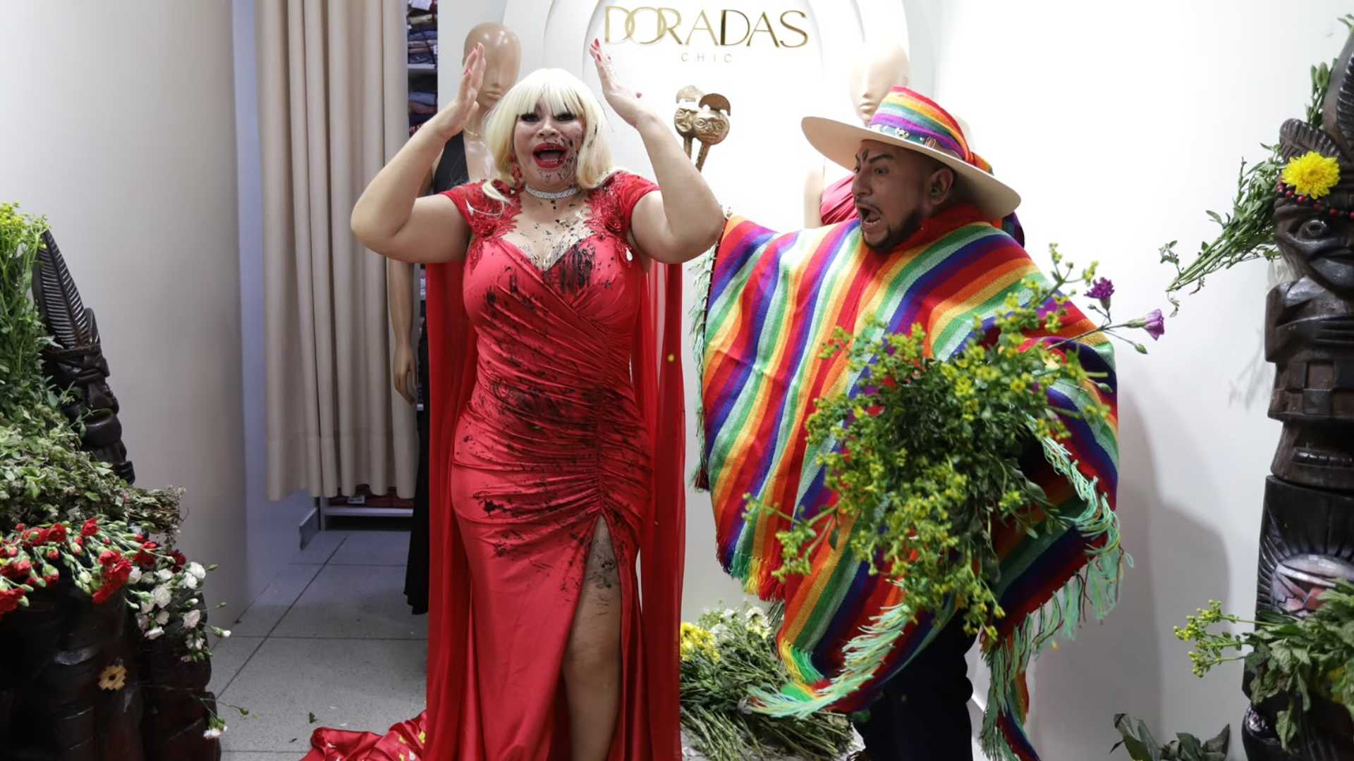 ¡Su chamán arruinó el vestido que Susy llevaría a España, pero emprendedores textiles le salvaron su prenda! SUSY DÍAZ AL BORDE DE LAS LÁGRIMAS: PORQUE CASI SE QUEDA SIN VESTIDO SOÑADO Lo que empezó como una entusiasta develación del vestido soñado, terminó en un inesperado momento te tensión, que dejó a la popular Susy Díaz al borde de las lágrimas. La popular artista, quien acudió al taller de su diseñadora Bryseida Casablanca para probarse el vestido exclusivo que lucirá en su próxima cena de gala con la comunidad latina de España, vivió minutos de verdadera angustia, luego de que su traje terminara completamente manchado durante un baño de florecimiento de su chamán, el maestro Chunga. Como estaba previsto, la ex congresista arribó al Emporio Comercial de Gamarra para la presentación oficial de su vestido, paralizando por completo el corazón de La Victoria. Comerciantes y compradores abandonaron sus puestos de trabajo para conseguir una foto, un autógrafo o recibir la carismática bendición de la estrella, quien fiel a su estilo regaló besos y picardía a todo el público. Sin embargo, el ambiente festivo dio un giro radical durante un ritual en vivo. El chamán de la artista, el maestro Chunga, encargado del ritual para asegurar la buena suerte para su conquista de Europa, vertió accidentalmente un líquido negro que embarró el vestido que Susy llevaba puesto, desatando el caos ante la mirada atónita de los periodistas que cubrían el evento, pero que felizmente no pasó de un susto, porque la diseñadora apeló a la experiencia que tienen en Gamarra para darle una solución y dejar su vestido como nuevo. ‘Este ha sido un momento de estrés para mí. Imagínense todo el esfuerzo de mi diseñadora y las horas invertidas en un hermoso vestido. Felizmente, que aquí en Gamarra son unos genios y podré llevar a mi viaje este hermoso vestido rojo’, dijo Susy. ‘En Gamarra los emprendedores siempre tenemos solución para todo, tenemos que evitar pérdidas que afecten nuestra economía’, enfatizó la diseñadora que dejó el vestido como nuevo. A pesar del accidentado momento, los planes internacionales de la carismática celebridad siguen firmes. Susy Díaz llegará muy pronto a tierras españolas atendiendo una invitación especial de su gran legión de admiradores, reafirmando su vigencia y el cariño de los migrantes en el extranjero.