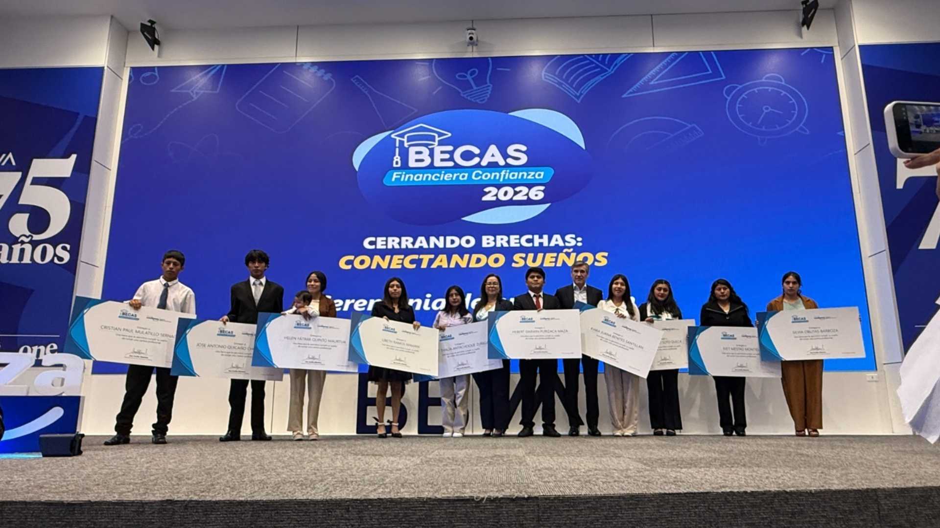 10 jóvenes peruanos hijos de emprendedores vulnerables reciben becas de Financiera Confianza