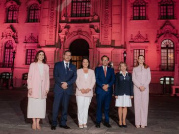 Palacio de Gobierno y Palacio Municipal de Lima se iluminan de rosa por la prevención del cáncer de mama impulsada por la Compañía Estee Lauder