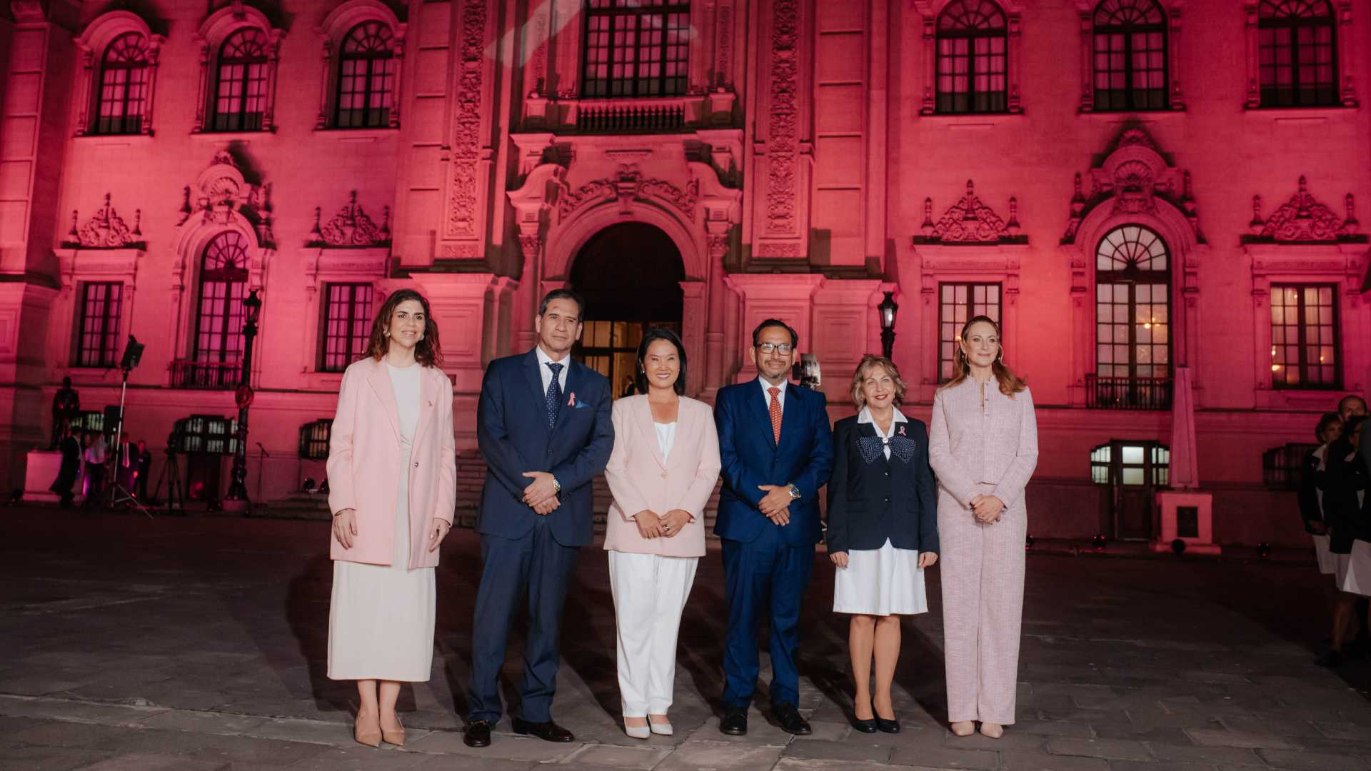 Palacio de Gobierno y Palacio Municipal de Lima se iluminan de rosa por la prevención del cáncer de mama impulsada por la Compañía Estee Lauder