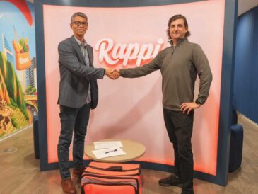 Rappi y la AAP entregan cascos certificados a repartidores e impulsan capacitación vial