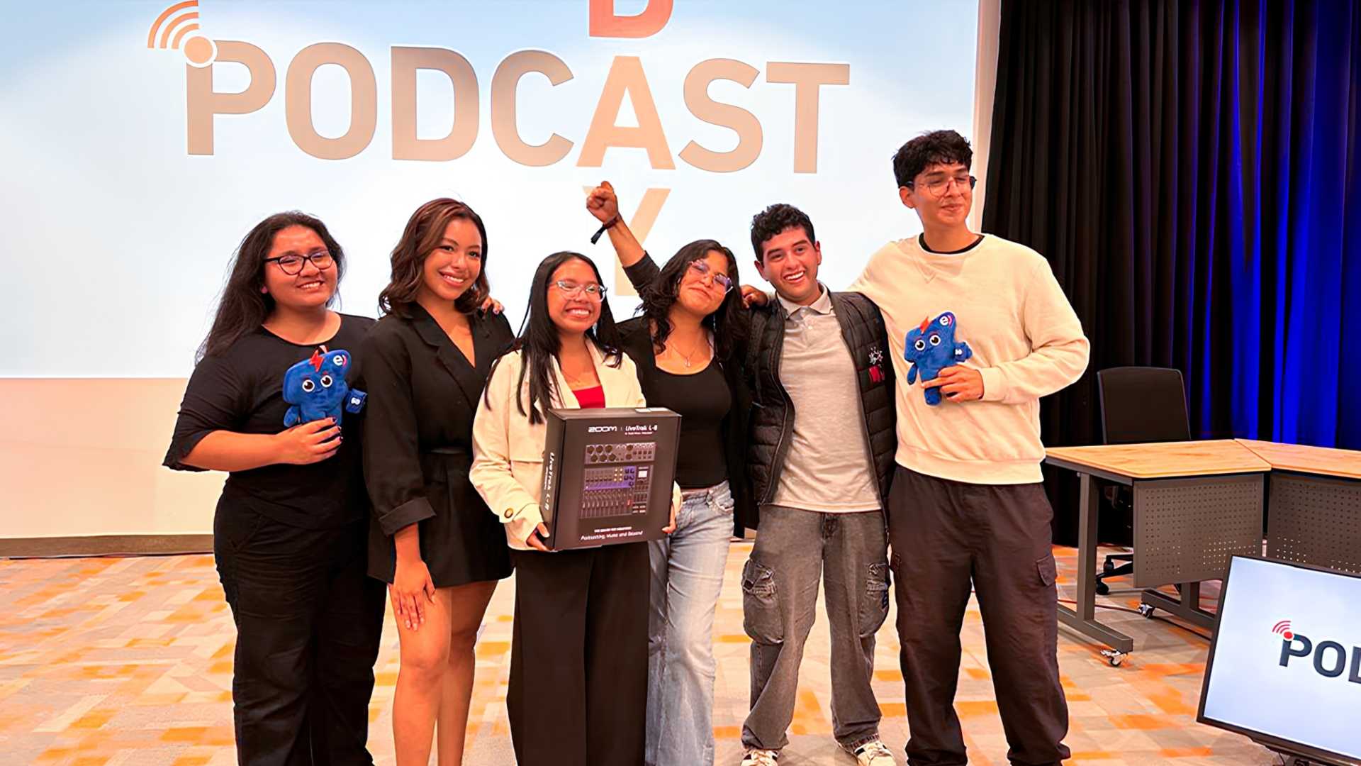 Referentes del streaming y estudiantes universitarios protagonizan siete horas de pódcast en vivo